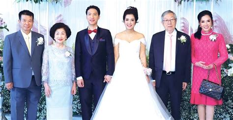 น้องแบงค์ นางอาทิตยา วชิรรัตนวงศ์ ภรรยาของ เสี่ยบอล สุทธิพงษ์ พิธีกรและผู้บรรยายมวยหนุ่มรูปหล่อของ ทีมงานเพชรยินดี. ผู้หญิง - ชื่นมื่นวันวิวาห์ ลวัณกร ล้ออุไร - ณภูมิ สุนทรพนาเวศ