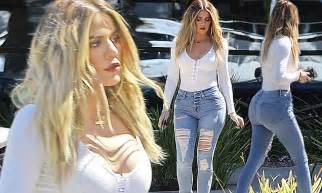 Khloe Kardashian Shows Off Enviable Figure In Tight Jeans Daily Mail