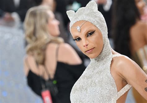 Doja Cat On Met Gala 2023 Red Carpet Pays Homage To Choupette Wwd