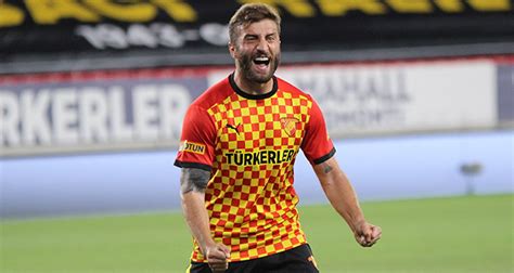 Alpaslan öztürk ve aytaç kara galatasaray'da. Galatasaray Alpaslan Öztürk'ü ve Aytaç Kara'yı transfer etti