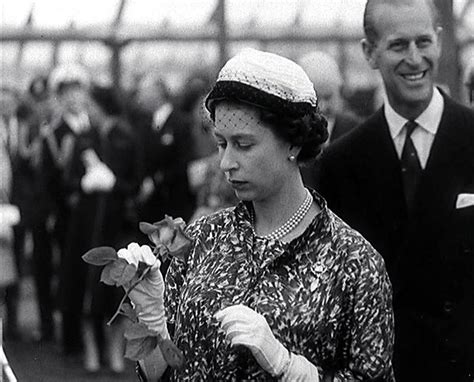Il consorte della sovrana, che aveva sposato nel 1947, era stato ricoverato in ospedale all'inizio di marzo, ma il 16 era stato dimesso ed era ritornato nella sua. La regina Elisabetta e il principe Filippo festeggiano 70 ...