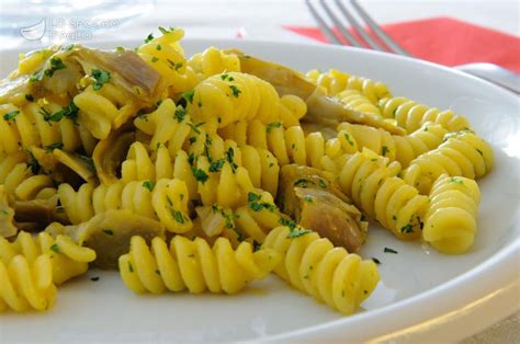 Pasta con crema di carciofi e speck croccante e' un primo piatto cremoso con verdure di stagione, ricetta veloce e facile, senza lattosio, si prepara in 20 min. Ricetta - Pasta carciofi e zafferano - Le ricette dello ...