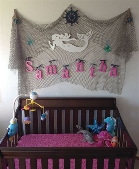 A little girl's dream mermaid room complete with nautical sea friends and bubble chandelier! Pin on recamaras para princesas