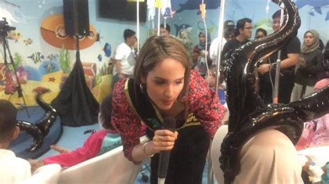 Cinta Laura Jadi Perantara Angeline Jolie Lebih Dekat Dengan Anak Anak
