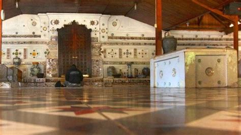 Wisata Religi Makam Sunan Gunung Jati - cirebonmobilrental.com
