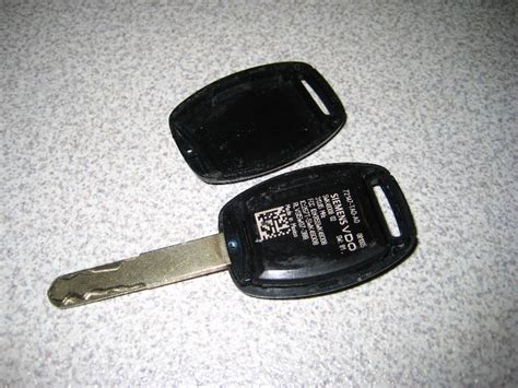 Open your honda key fob. Honda-Accord-Key-Fob-Remote-Battery-Replacement-Guide-007