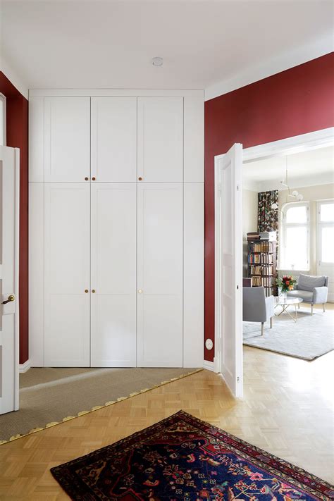 Ceiling height required are 210cm or 245cm. This floor-to-ceiling ENSIÖ wardrobe hides miracles behind ...
