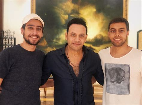 ننشر أول صور جمعت بين النجم مصطفى قمر وزوجته الجديدة الذي تزوج منها منذ ثلاث سنوات، والمصادفة الغريبة في الموضوع هو تشابه اسم الزوجتين. تيام مصطفى قمر يهنئ والده بعيد ميلاده بصورتين بين الماضي ...