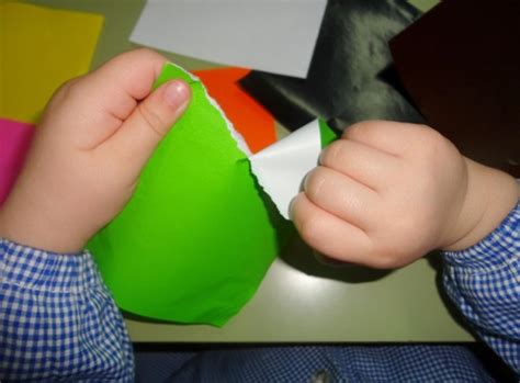 Para realizar este juego es necesario tener camisetas blancas y pintura para camisetas. De la prensión pinza a la escritura | Jardín Vitamina