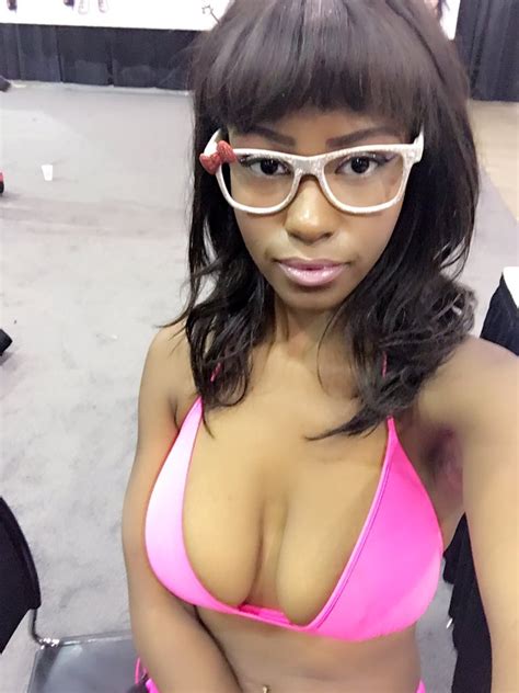 Tw Pornstars Jezabel Vessir Twitter Yesterday Had The Best Time Exxxotica But So Ready To