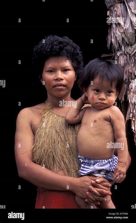 Sa El Per La Regi N Del R O Napo Selva Peruana Tribeswoman Yagua Y Ni O Fotograf A De Stock