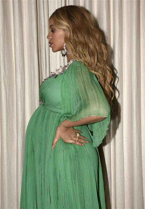 Beyonce Showcases Epic Cleavage As She Displays Pregnancy Bump Daily Star
