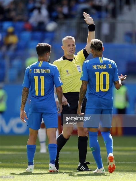 Sinds 2009 is kuipers actief binnen de hoogste klasse van de europese voetbalbond. Philippe Coutinho of Brazil, referee Bjorn Kuipers, Neymar ...