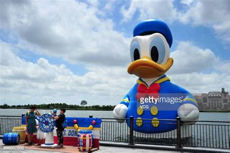 Rubber Donald Duck Debuts In Shanghai Foto E Immagini Stock Getty Images