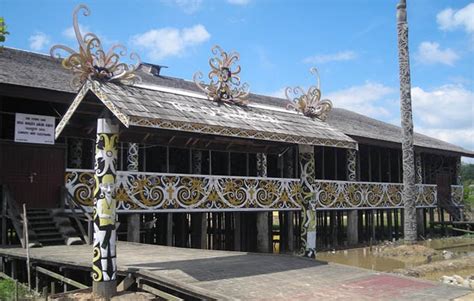 Rumah lamin merupakan rumah adat kalimantan timur, yang menjadi identitas suku dayak kenyahk. Rumah Adat Kalimantan Timur (Rumah Lamin) dan Penjelasannya