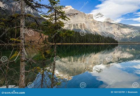 Lago Esmeralda En El Parque Nacional Yoho Canadá Imagen De Archivo
