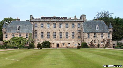 Sie wurde 1934 von dem aus deutschland geflohenen reformpädagogen kurt hahn gegründet, auf den auch die schulen schloss salem. BBC - Open doors at Gordonstoun School
