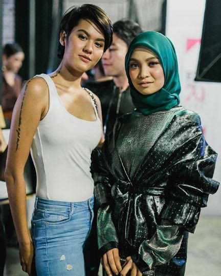 Bella pasti ramai hijabis diluar sana ada masalah untuk mengeringkan rambut dengan cepat kan? 8 Idea Off Shoulder Yang Menjadi Gaya Trademark Nabila ...