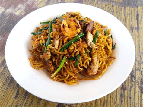 1 bungkus bakmi kering cap 2 ayam (rebus & tiriskan), 2 telur, 2 sendok makan bawang putih cincang, daun kucai, garam, kecap manis (bango), kecap asin (yamasa), totole/penyedap jamur, minyak untuk menumis (corn oil). Legenda Bakmi Goreng Kucai di Jakarta... - Review Tirta ...