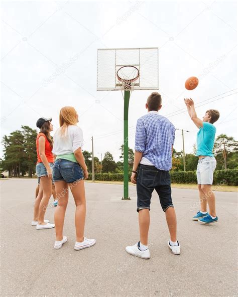 Grupo De Adolescentes Felices Jugando Baloncesto — Foto De Stock © Syda