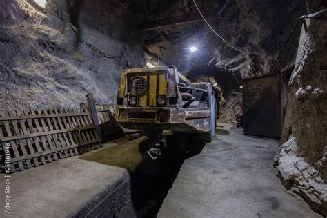 Foto De Underground Gold Ore Mine Shaft Tunnel Gallery Passage With