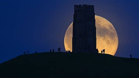 England The Moon Rises Over Glastonbury Tor 2017 Bing Desktop Wallpaper