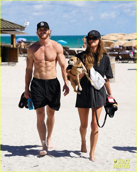 Photo Logan Paul Shirtless Run Miami With Girlfriend Nina Agdal 01