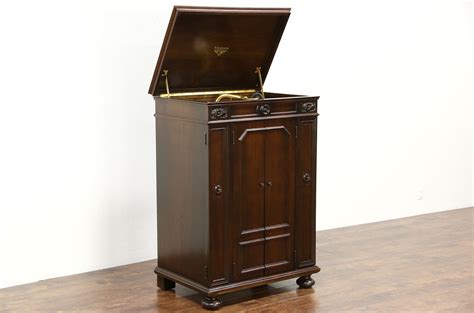 Victrola Phonograph Credenza Model Victor Walnut Wind Up Record Player