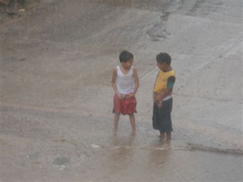 Chamaquitos Orinando Mientras Llueve En Tacubaya Vintage