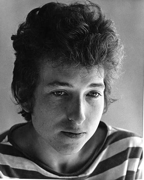 13 ekim 2016'da nobel vakfı tarafından 2016 nobel edebiyat ödülüne layık görüldü. Bob Dylan poses for a portrait in 1963 | Bob dylan, Bilder ...