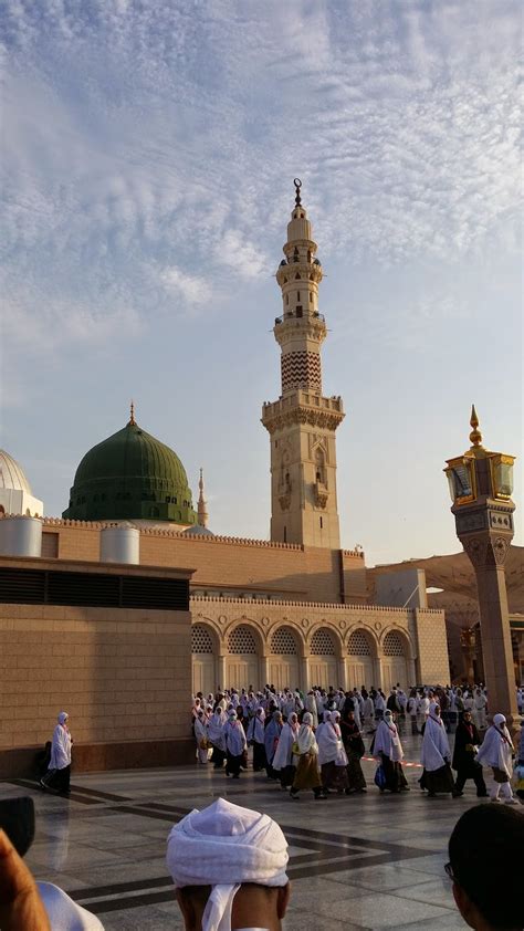 Masjid nabawi, tempat paling suci kedua bagi umat islam, setelah masjidil haram di mekah, adalah masjid yang dibangun semasa nabi muhammad. Masjid Nabawi - Makam Rasulullah SAW