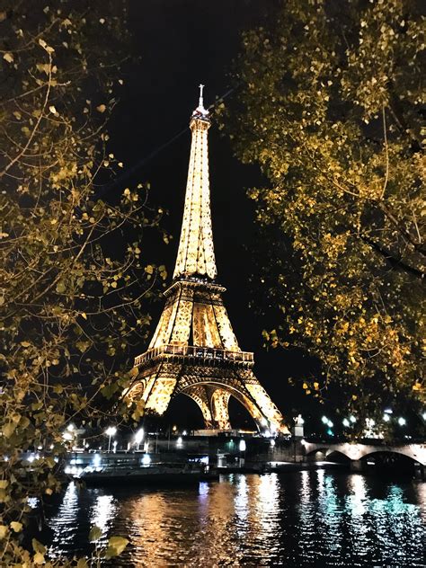 Tour Eiffel Nuit Neige Paris Pourquoi Le Phare De La Tour Eiffel Est