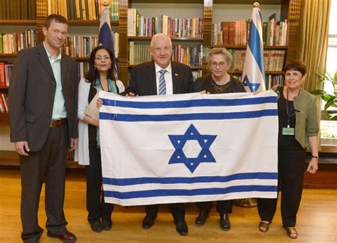 עמותת גמלאי המדינה בפנסיה תקציבית מאחלת לכם ולמשפחותיכם שבת שלום. פרקים נבחרים מהספר איש על דגלו - דגל ישראל