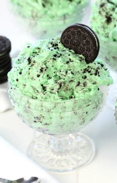 This no bake dessert looks spectacular and is perfect for a holiday dinner or special occasion. Chocolate Mint Oreo Mousse | RecipeLion.com