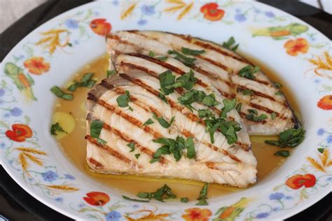 Aggiungere il pesce spada , prima passato nella farina, nella casseruola con tutte le verdure e cuocere per 15 minuti. Ricetta pesce spada alla piastra | pesce spada tenero ...