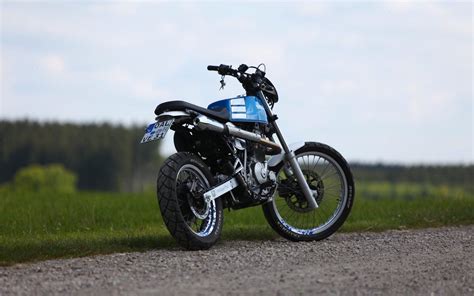 Urokowi dr650r, którego prezentujemy, nie oparł się michał iwko prowadzący w łodzi firmę 79 point, oferującą kaski i odzież motocyklową dla entuzjastów klasycznego wizerunku i customowej kultury. DR650 by Dmark Ideenschmiede | Inazuma café racer