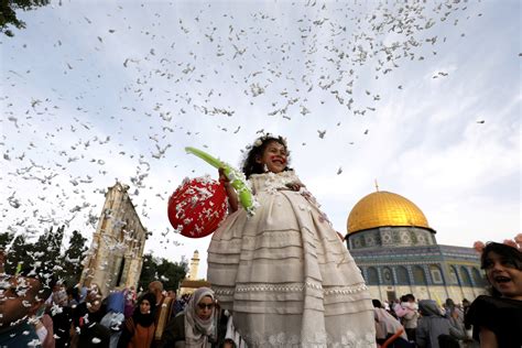 It is not a nationwide public holiday in countries such as australia, canada, the united kingdom or the united states. Eid al-Fitr 2019: Five ways politics and the moon divided the Middle East | Middle East Eye