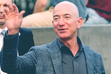 Jeff 4 yaşından 16 yaşına kadar yazlarını büyükanne ve babasıyla teksas'ta bir çiftlikte geçirdi. Amazon-Chef Jeff Bezos stößt Aktien im Wert von drei ...