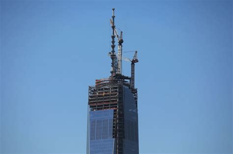 Final Pieces Hoisted Atop One World Trade Center Cnn