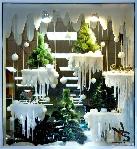 Pin By Anet Krugla On Украшаем Christmas Window Display Christmas