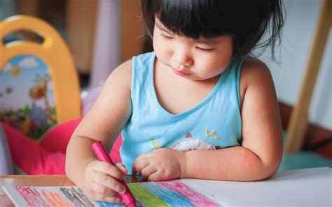 4 Manfaat Mengajak Anak Berlatih Menggambar Dan Mewarnai