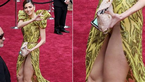 Emma Watson Flashing Her Vagina Upskirt Pic