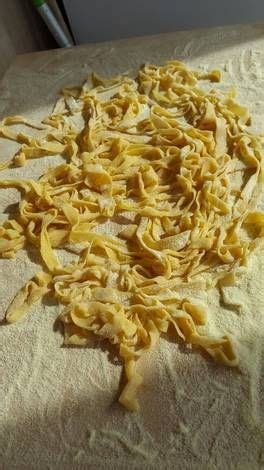 La pasta all'uovo fatta in casa: Fettuccine all'uovo con farina di semola di grano duro ...