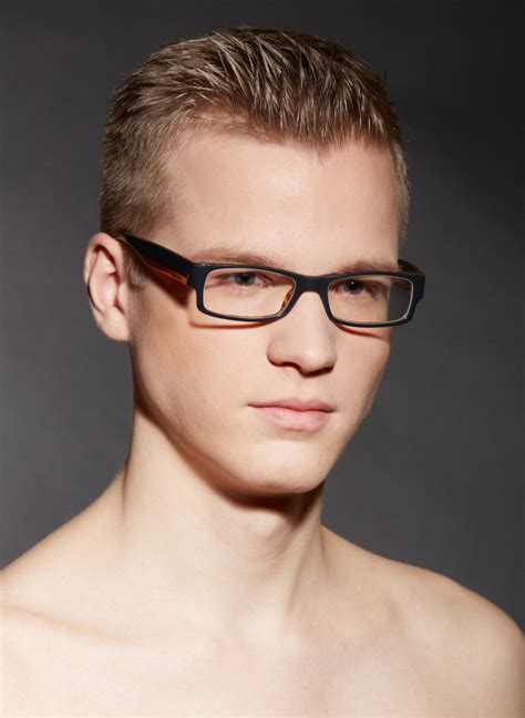 Bangs are a great ally for our hair, and it should not be any different now that so many women are wearing glasses. Short hair and rectangular glasses for men