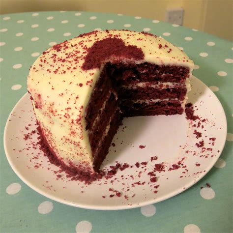 A red velvet cake is instantly recognizable with its bright red color offset by a white cream cheese frosting. Red Velvet Cake Mary Berry Recipe : The Best Cake Recipes Bbc Food - Adding a bit of coffee to ...
