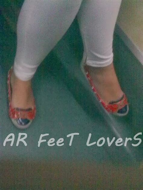Ar Feet Lovers صور لأقدام جميلة باحد القطارات بمصر بعدسة جابر سليف