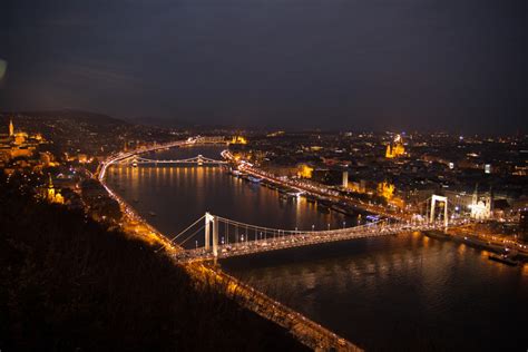 Panoramę budapesztu ze wzgórza gellerta. Budapeszt jest piękny nocą! - Plecak Wspomnień