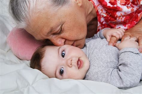 La Abuela Está Besando A Su Bebé Abuelo Adentro Foto Premium