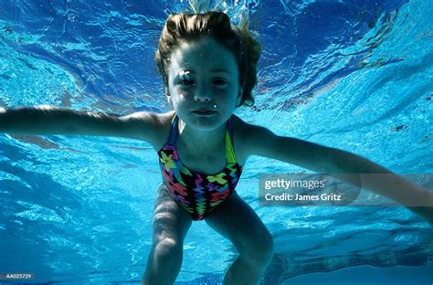 Underwater Portrait Of A Girl Holding Her Breath Foto De Stock Getty Images
