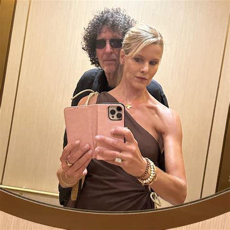 Howard Sterns Wife Beth 50 Shows Off Toned Figure In Bikini Photos Mynews